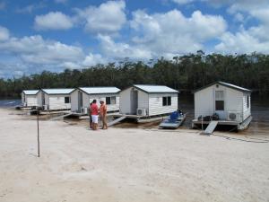 fly-In-floating-cabins-11